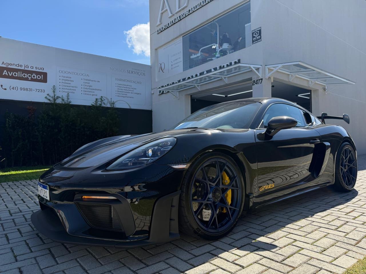 Como transferir um veículo: Porsche na fachada da Alol Despachante, no Capão da Imbuia, Curitiba